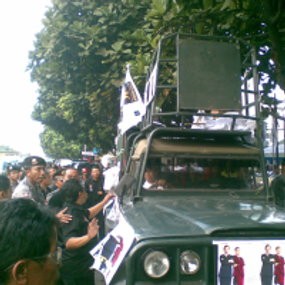 Parkir Dekat Gerbang, Truk Trendi Didorong Paksa Pendukung Dada